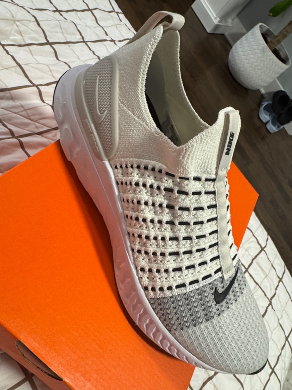 Nike Men’s Slip-On Knit Trainer in Cream and Gray - Picture 4 of 4